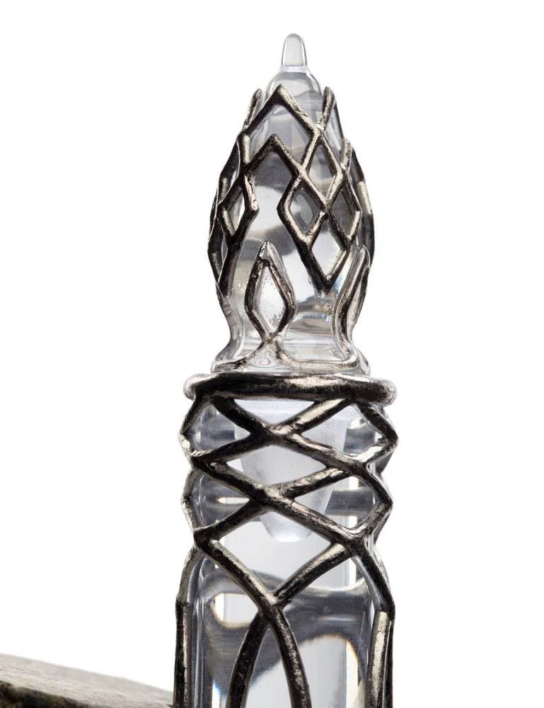 1:1 scale replica of Galadriel’s Phial from The Lord of the Rings. This elegant 10 cm collectible glows with the light of Eärendil and is a treasured piece for fans of Middle-earth and Elven lore.