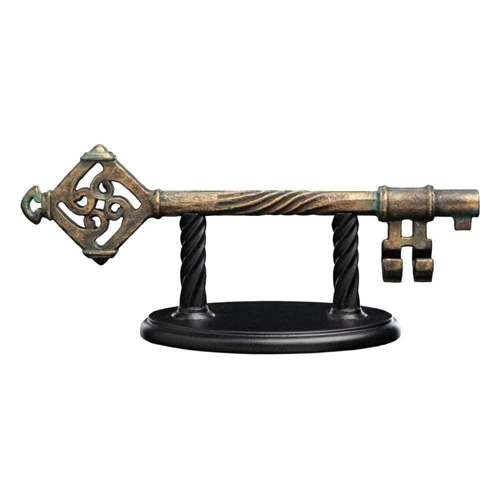 Authentic 1:1 scale replica of the Key to Bag End from The Lord of the Rings. This detailed 15 cm prop is an essential collectible for fans of Bilbo Baggins, the Shire, and Tolkien’s world.