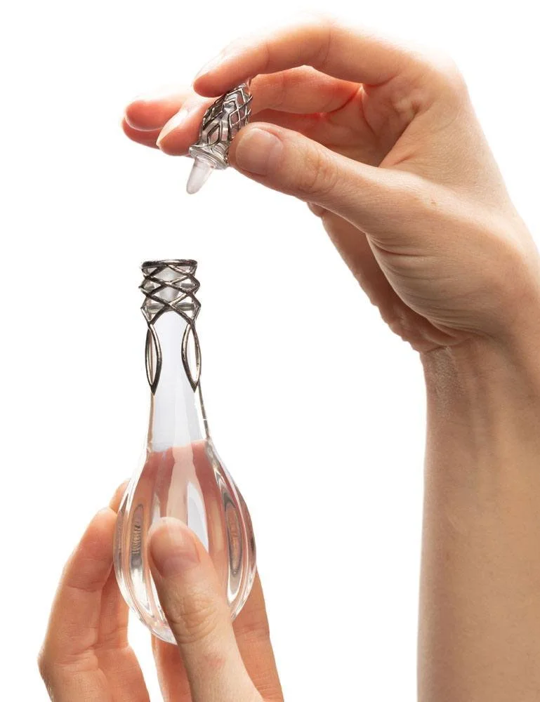 1:1 scale replica of Galadriel’s Phial from The Lord of the Rings. This elegant 10 cm collectible glows with the light of Eärendil and is a treasured piece for fans of Middle-earth and Elven lore.