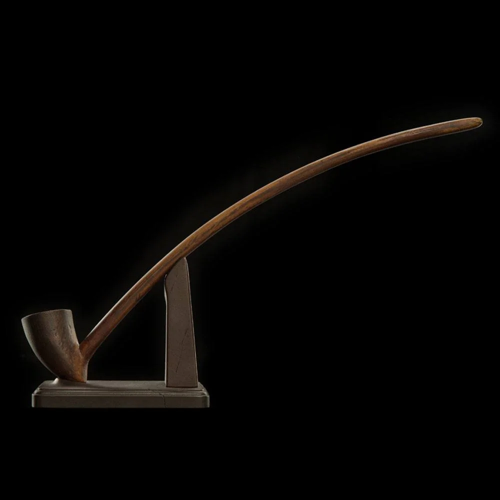 Authentic 1:1 scale replica of Gandalf the Grey’s iconic pipe from The Lord of the Rings. Measures 34 cm and is crafted for collectors, fans, and Middle-earth enthusiasts.