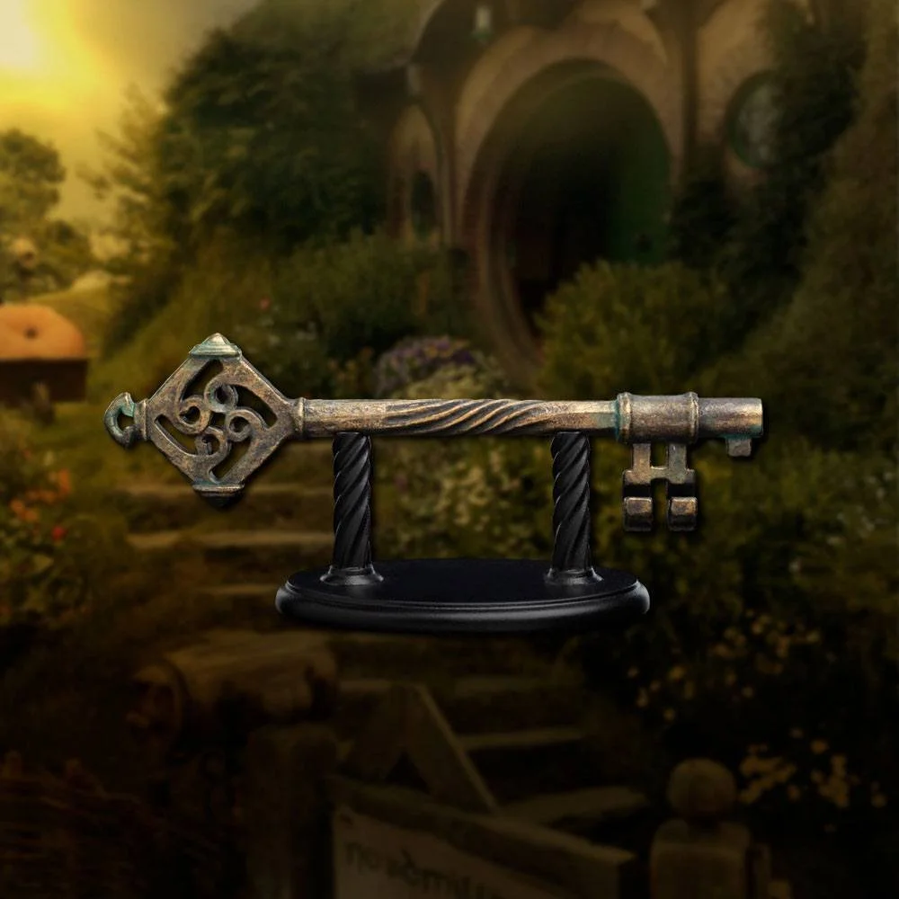 Authentic 1:1 scale replica of the Key to Bag End from The Lord of the Rings. This detailed 15 cm prop is an essential collectible for fans of Bilbo Baggins, the Shire, and Tolkien’s world.
