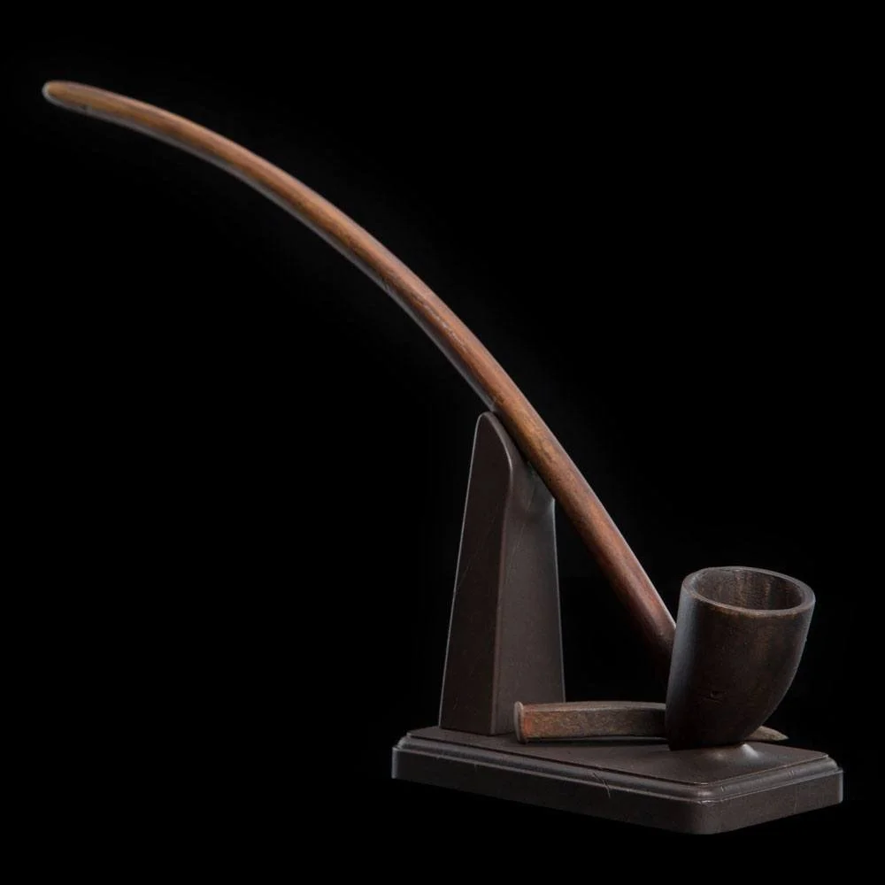 Authentic 1:1 scale replica of Gandalf the Grey’s iconic pipe from The Lord of the Rings. Measures 34 cm and is crafted for collectors, fans, and Middle-earth enthusiasts.