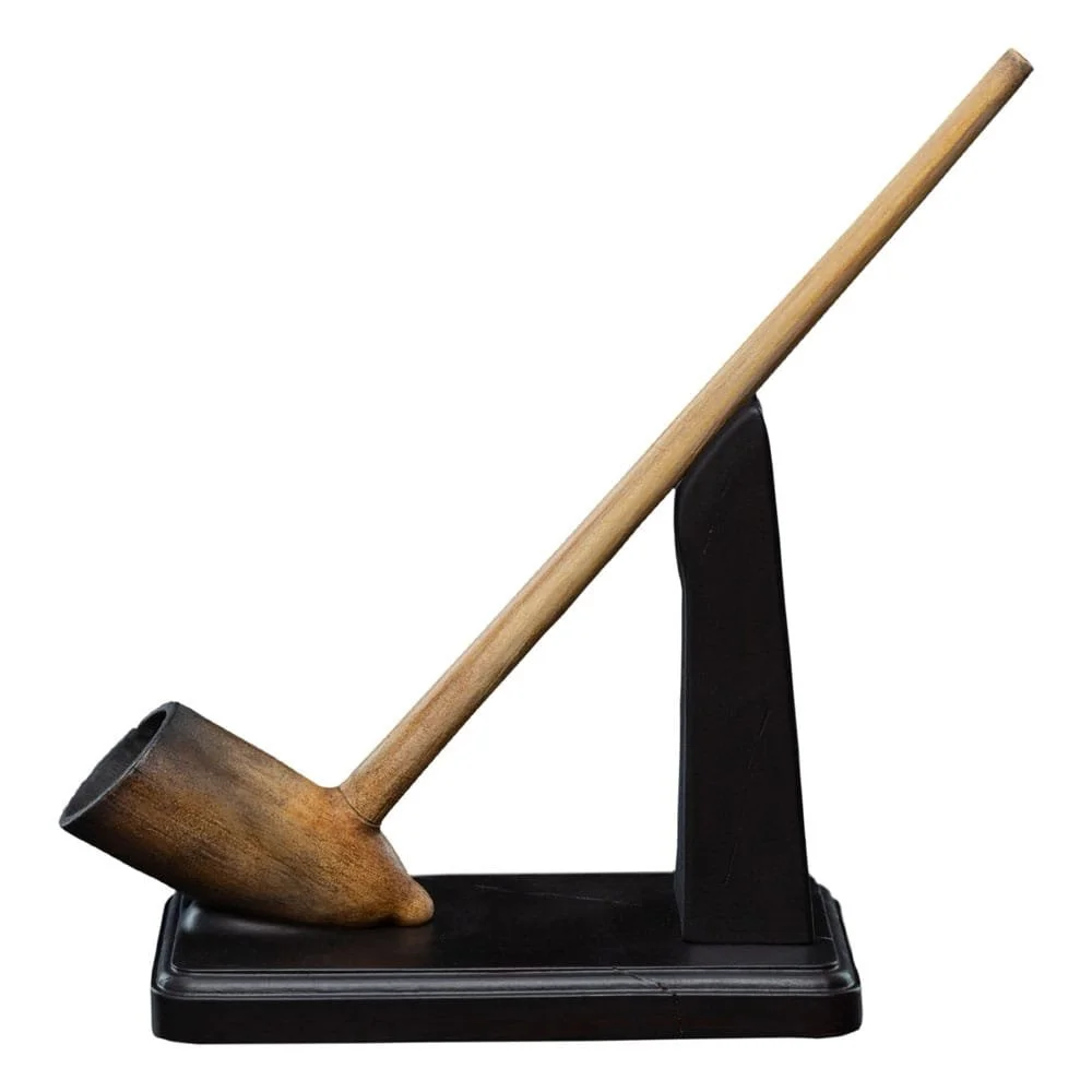 1:1 scale replica of the Pipe of Gimli the Dwarf from The Lord of the Rings. This 14 cm collectible prop is crafted for fantasy fans and dedicated Tolkien collectors.