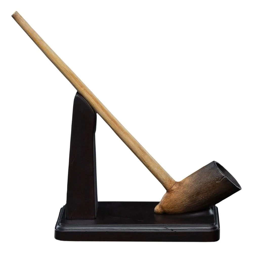 1:1 scale replica of the Pipe of Gimli the Dwarf from The Lord of the Rings. This 14 cm collectible prop is crafted for fantasy fans and dedicated Tolkien collectors.