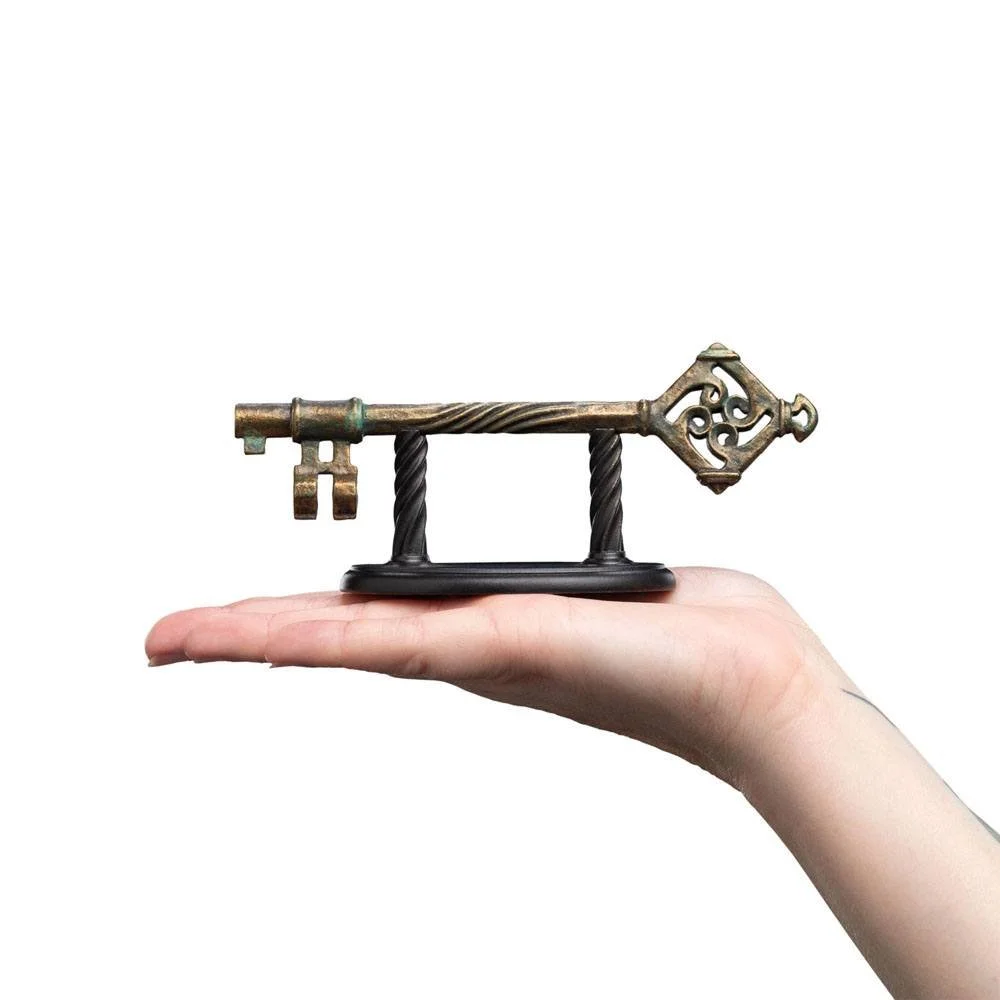 Authentic 1:1 scale replica of the Key to Bag End from The Lord of the Rings. This detailed 15 cm prop is an essential collectible for fans of Bilbo Baggins, the Shire, and Tolkien’s world.