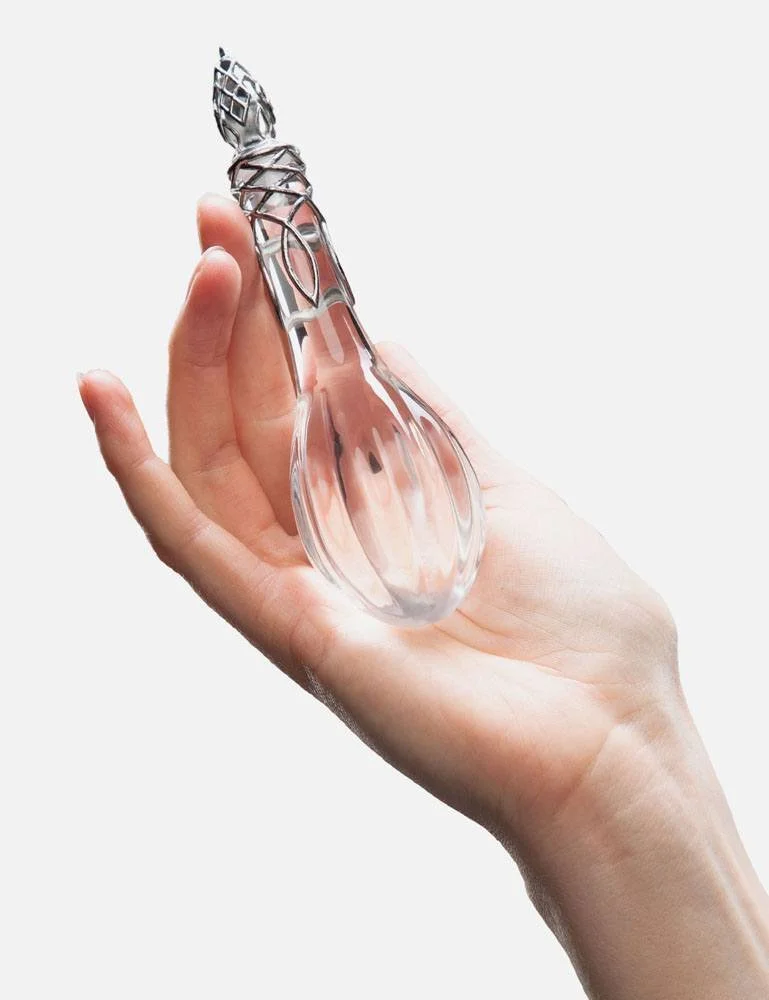 1:1 scale replica of Galadriel’s Phial from The Lord of the Rings. This elegant 10 cm collectible glows with the light of Eärendil and is a treasured piece for fans of Middle-earth and Elven lore.