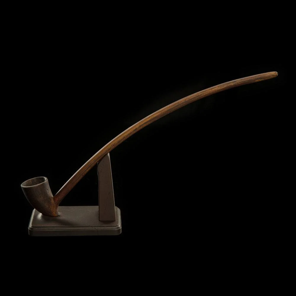 Authentic 1:1 scale replica of Gandalf the Grey’s iconic pipe from The Lord of the Rings. Measures 34 cm and is crafted for collectors, fans, and Middle-earth enthusiasts.