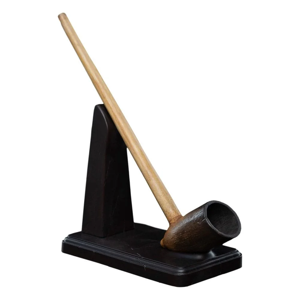 1:1 scale replica of the Pipe of Gimli the Dwarf from The Lord of the Rings. This 14 cm collectible prop is crafted for fantasy fans and dedicated Tolkien collectors.