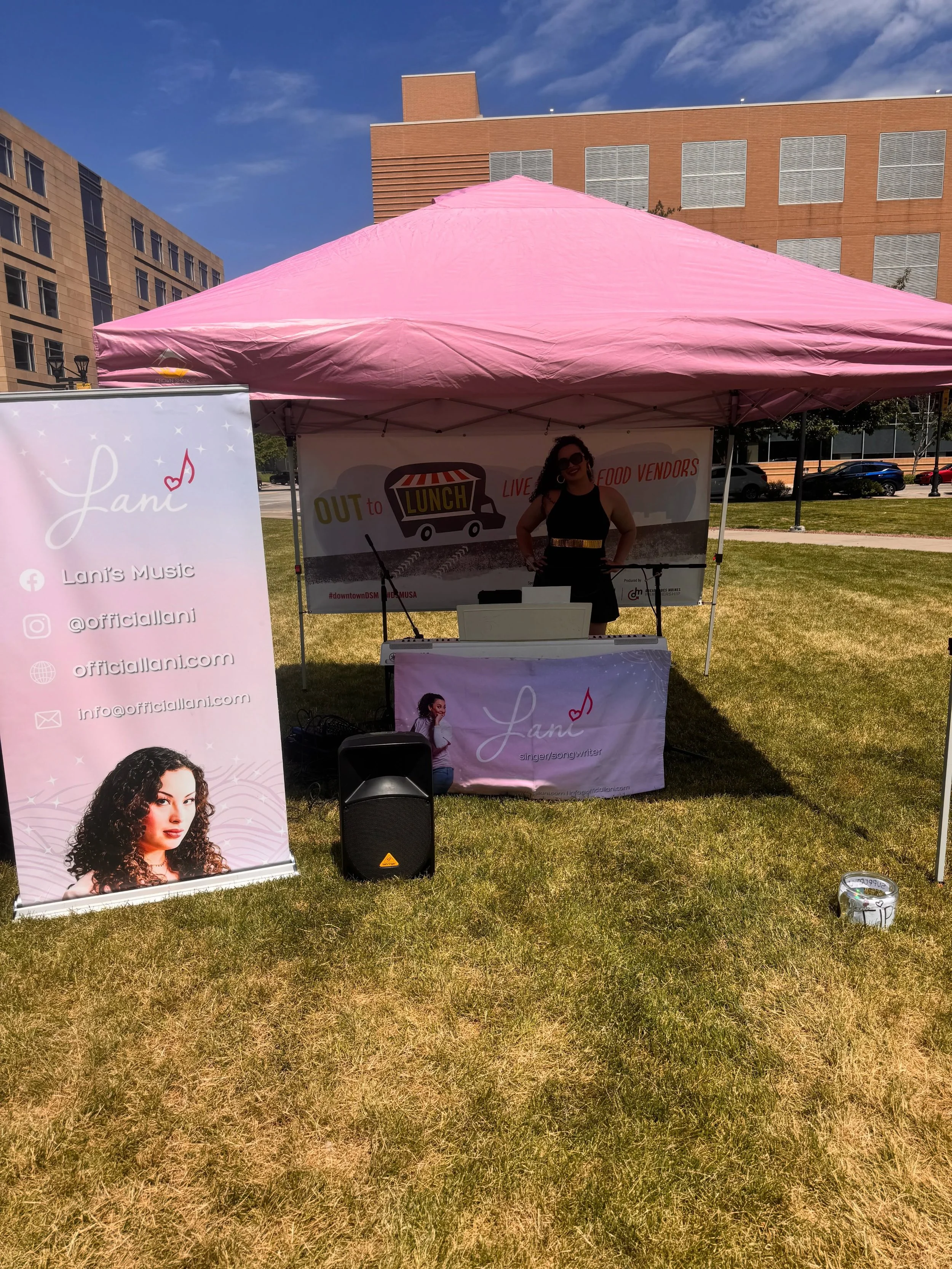 Another successful Out to Lunch in the books!! 🎶 Thank you to @downtowndsmusa for the invite and for all the work you do!! 🤍 Today the sun did not shy away 🔥 Pretty sure I'm two shades darker now 😆 Starting off summer 2026 hot!!❤️&zwj;🔥
&bull;
I