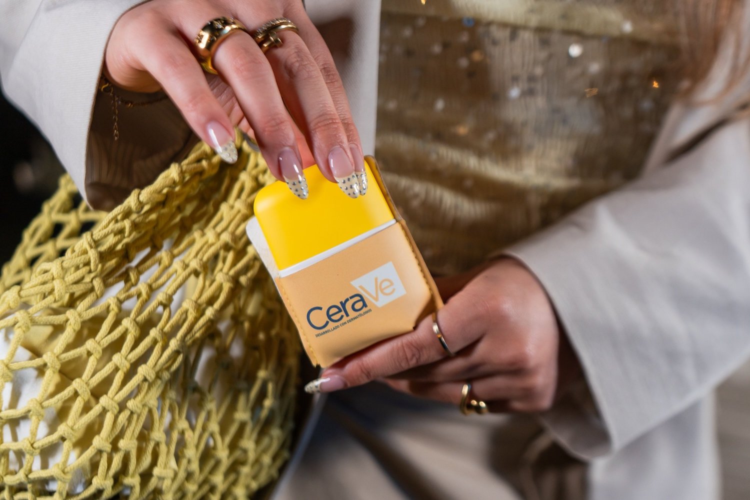 Manos con un producto de CeraVe en la bolsa de la activación