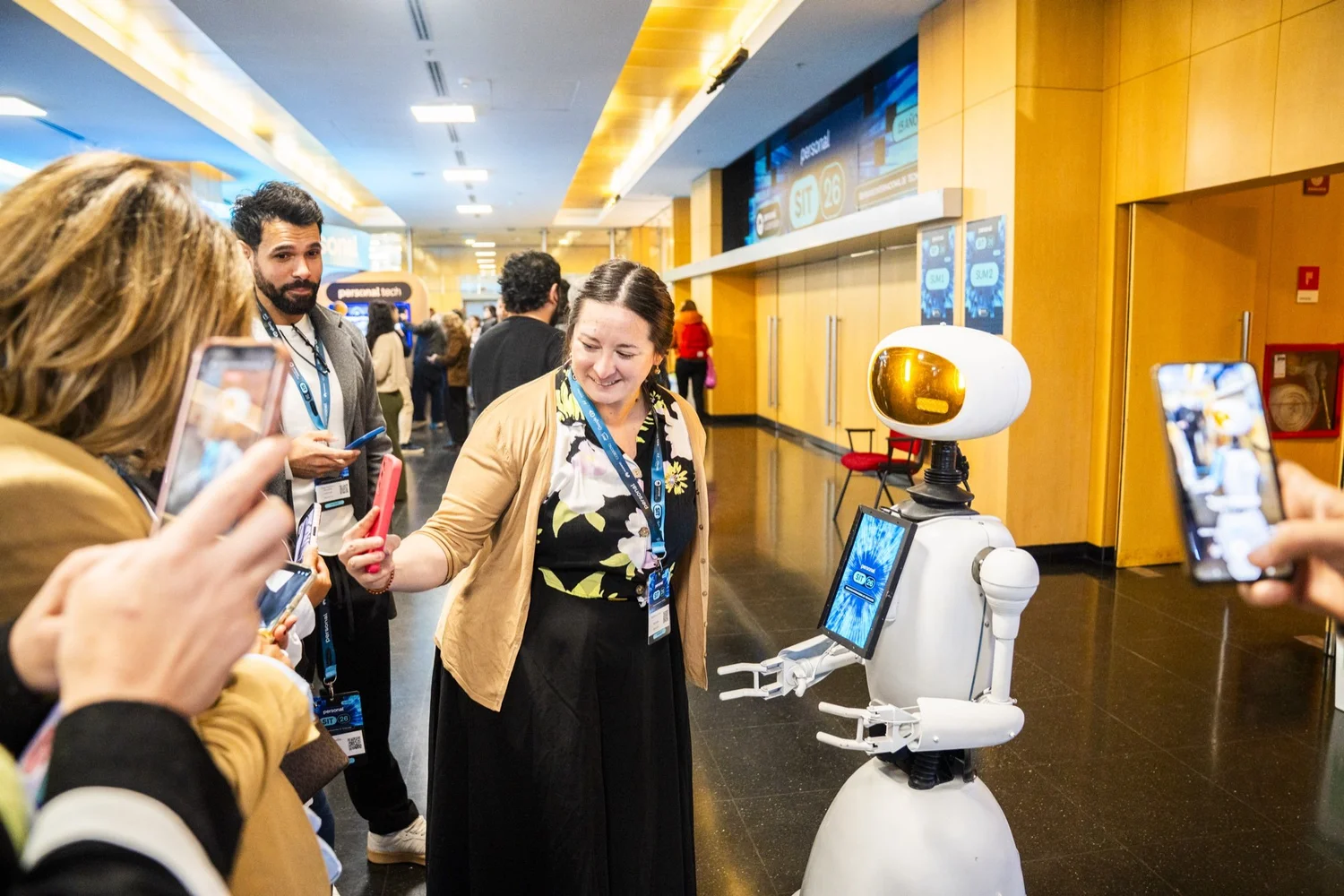 Asistente con el robot de Personal en SIT 2026