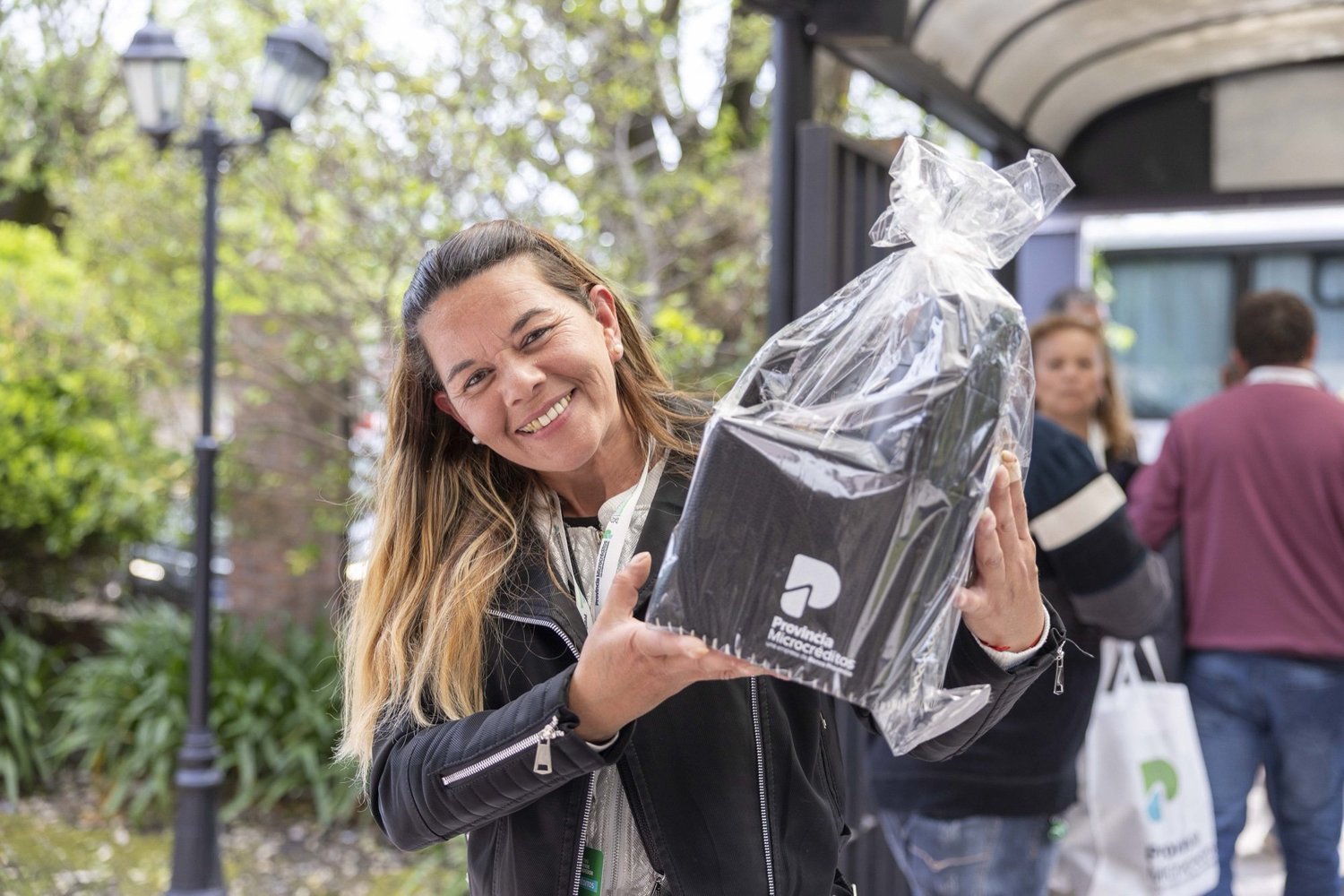 Asistente sonriendo con el regalo del encuentro