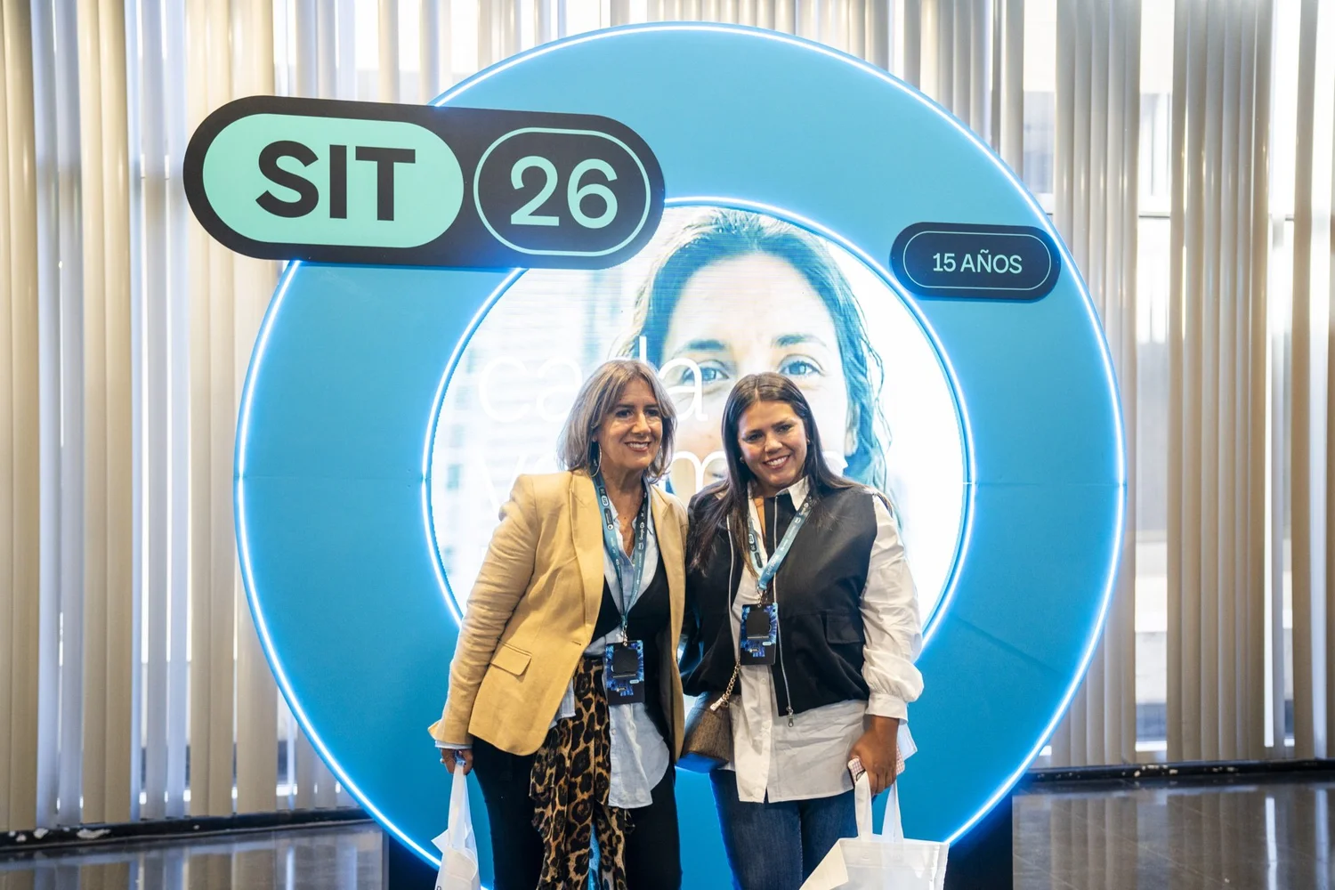 Dos asistentes frente al círculo SIT 26