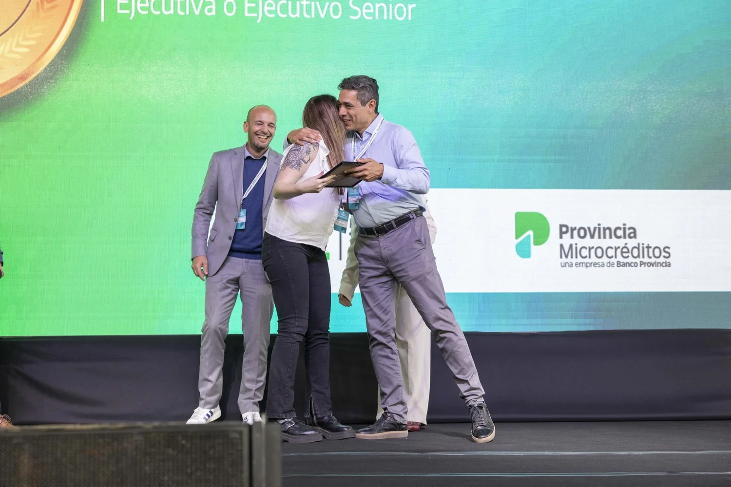 Entrega de reconocimientos en el escenario de Provincia Microcréditos