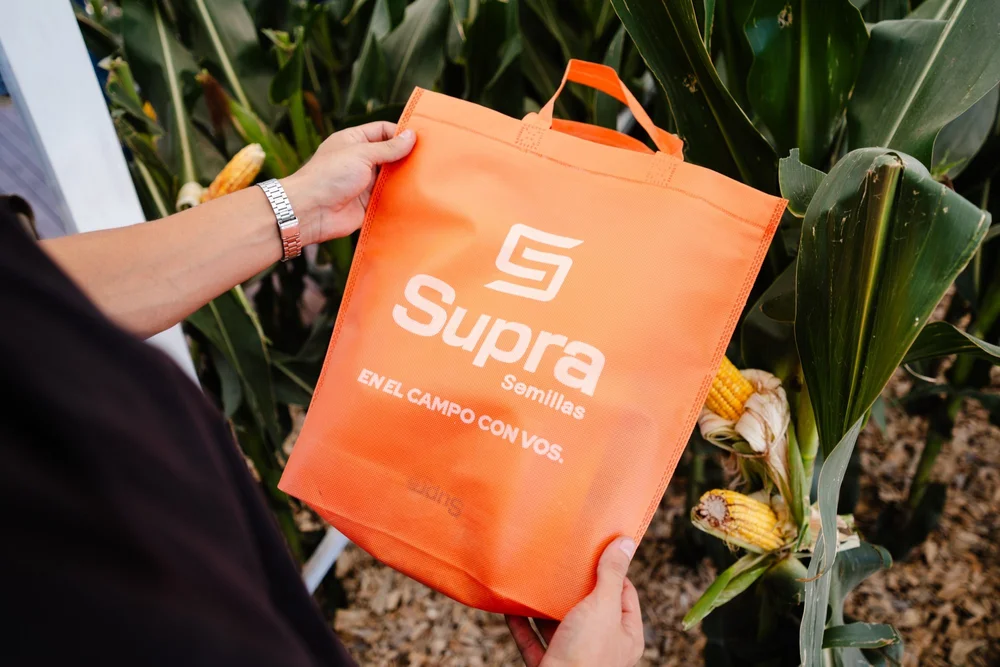 Bolsa de Supra Semillas entre el maíz en Expoagro 2026