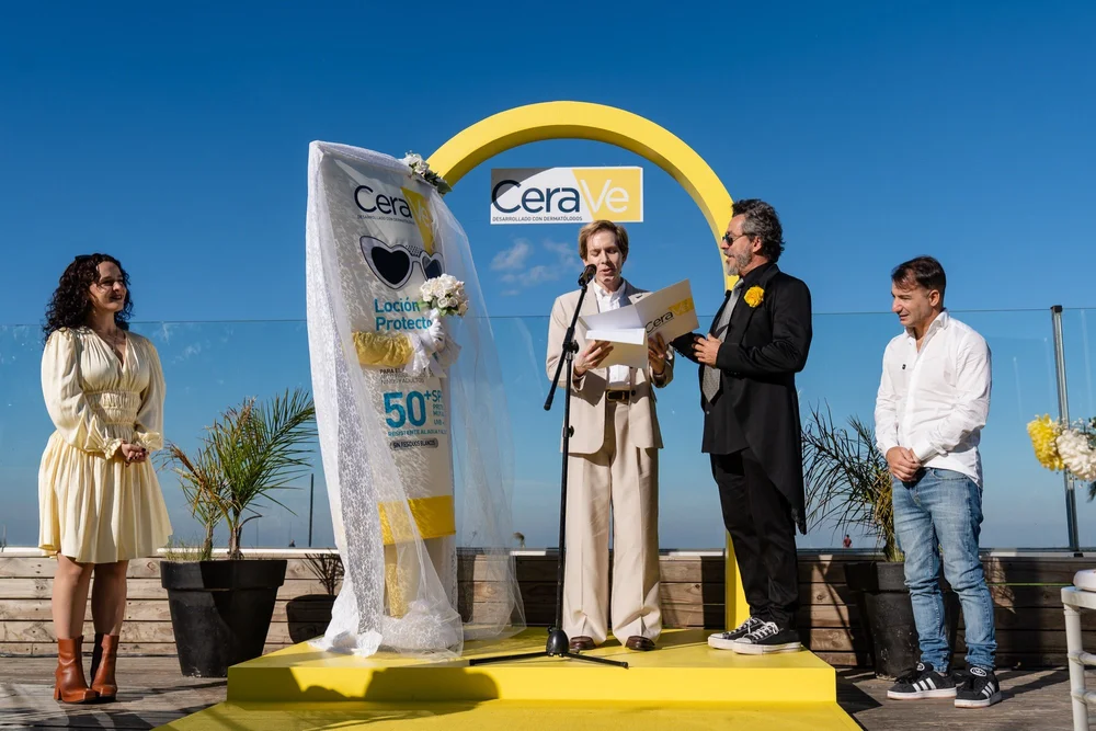 Activación de CeraVe con Pop Up: ceremonia frente al arco amarillo de la marca