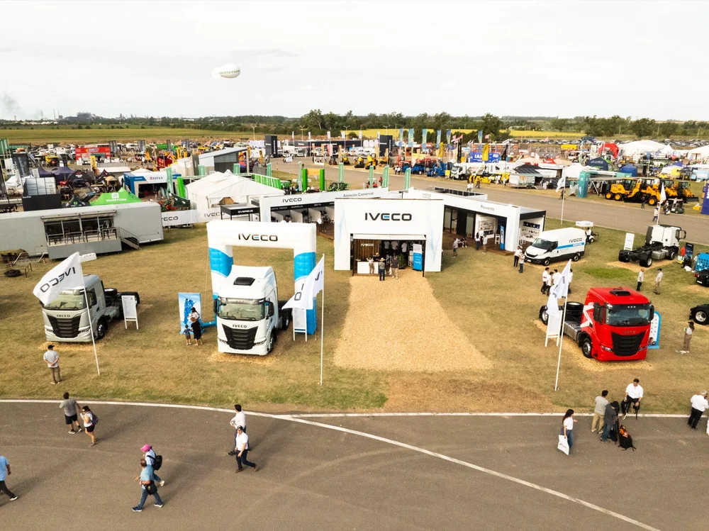 Vista aérea con drone del stand de Iveco en Expoagro 2026