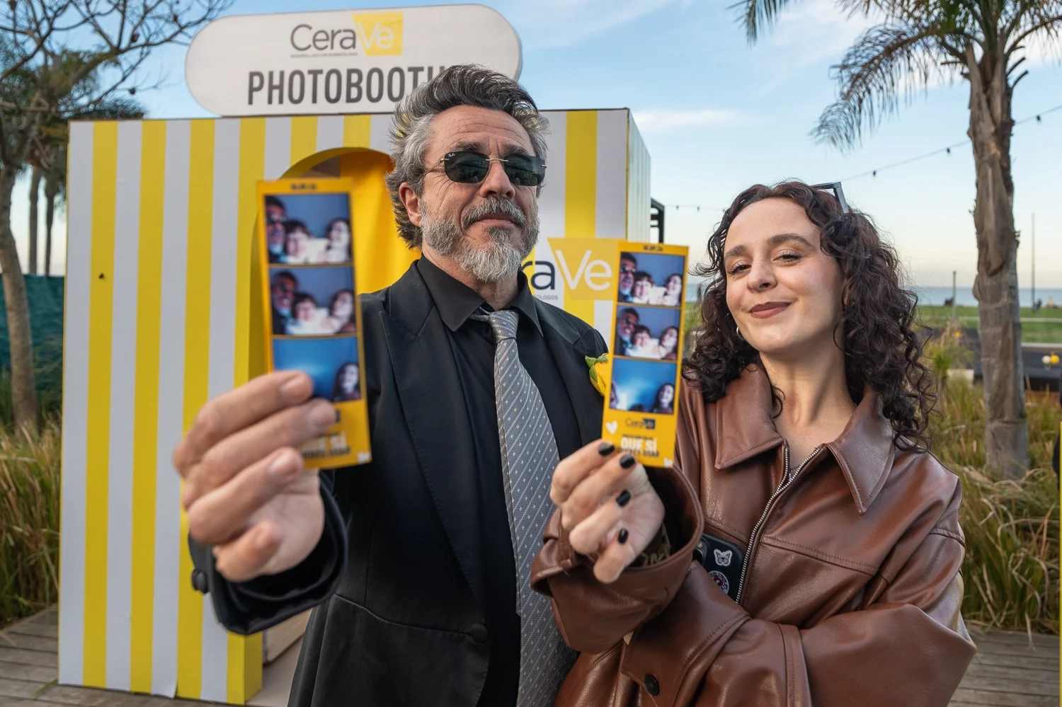 Pareja mostrando la tira del photobooth de CeraVe