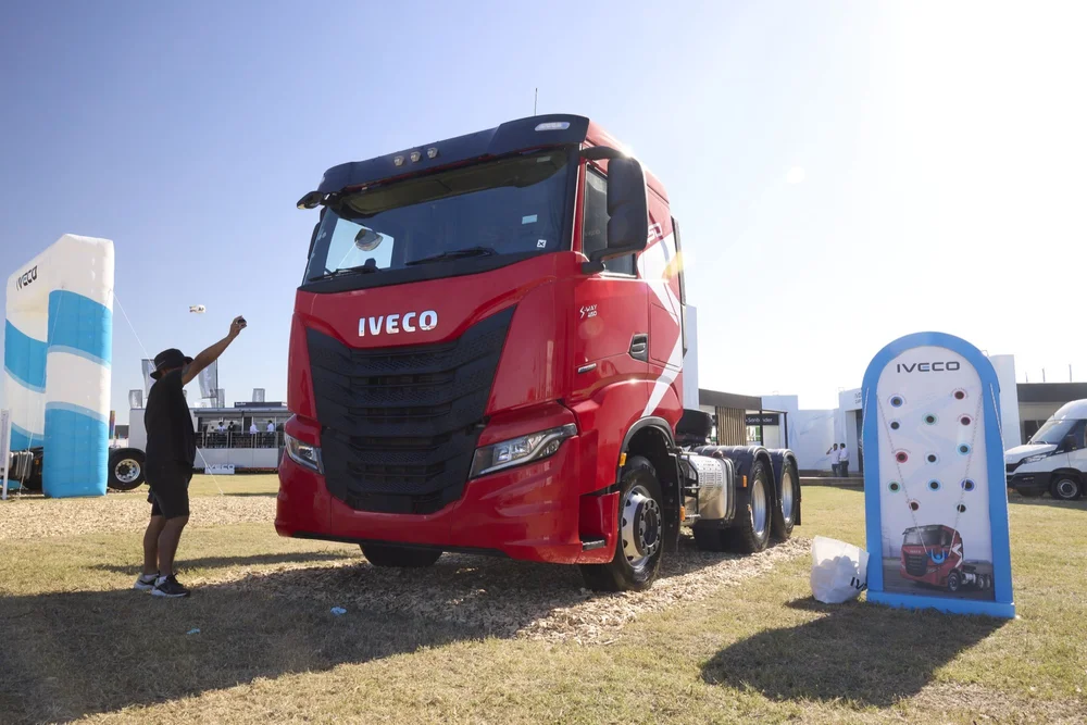 Camión Iveco rojo en la activación de Expoagro 2026