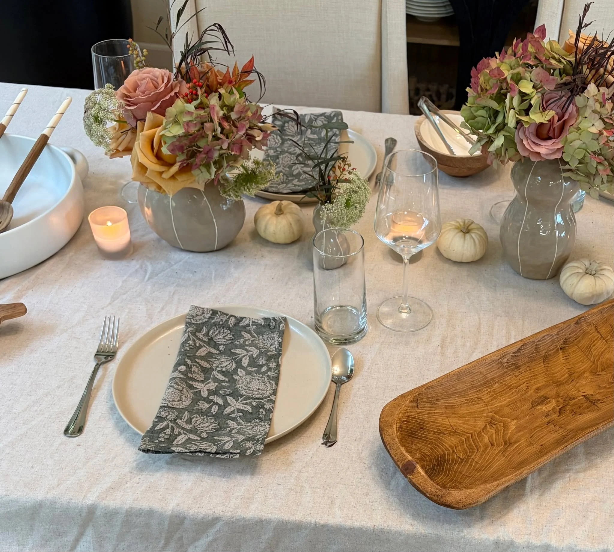 Autumn tables don&rsquo;t have to be dark and heavy. 

Layer vintage wood pieces with soft linens and organic forms for a refined, natural warmth. Shop more vintage table decor on our site- link in bio