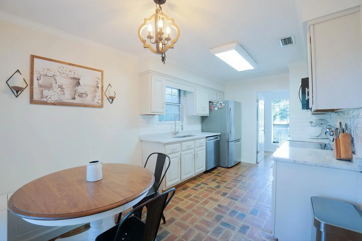 Showcasing homes in their best light ✨
Professional interior photography that helps your listings stand out.
📩 DM to book your next shoot!