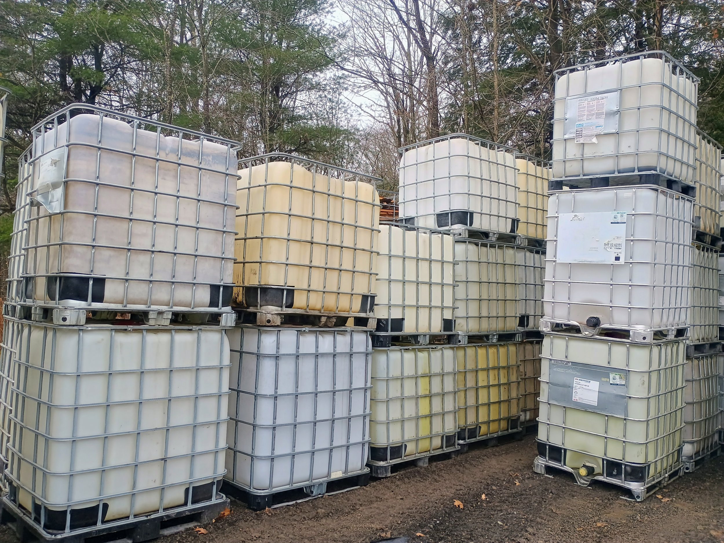 IBC tote 275 gallon (waste oil)