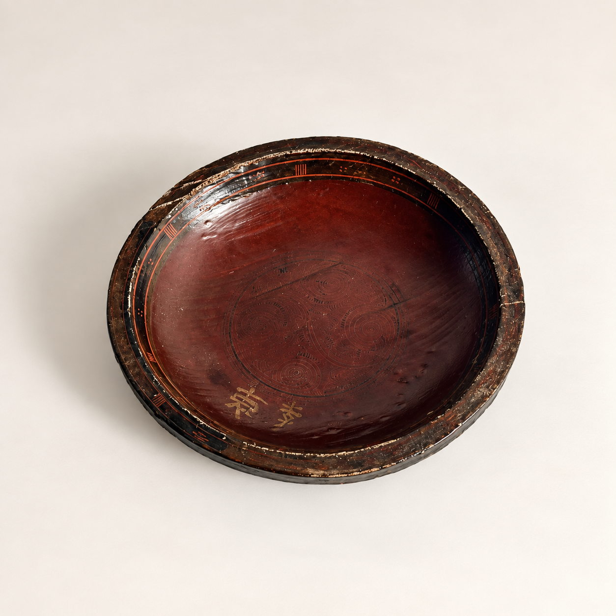 Western Han Dynasty Red & Brown Lacquer Dish with Inscription 西漢 漆木盤（銘文「吏李」）