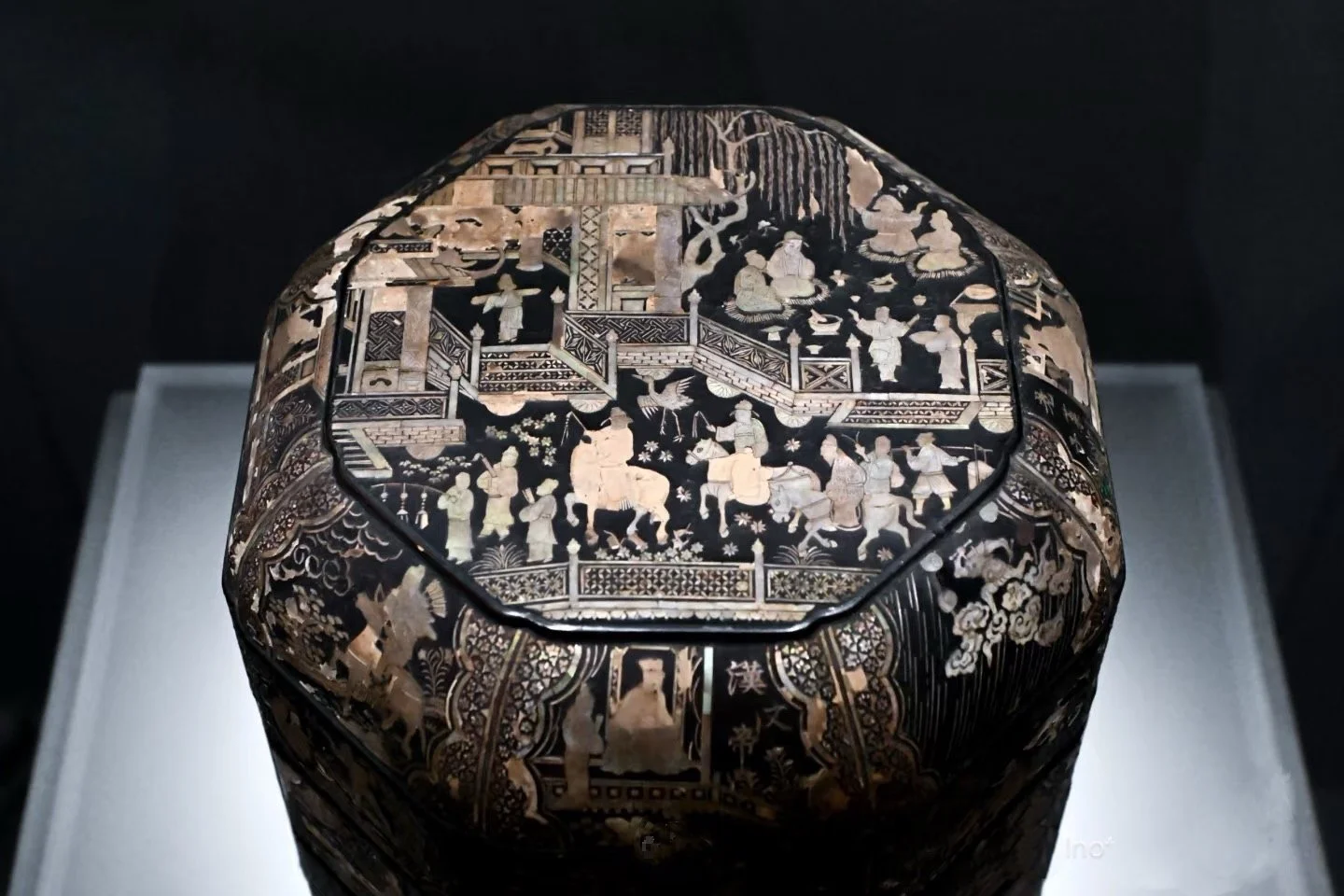 明 黑漆嵌螺鈿人物故事圖八方盒