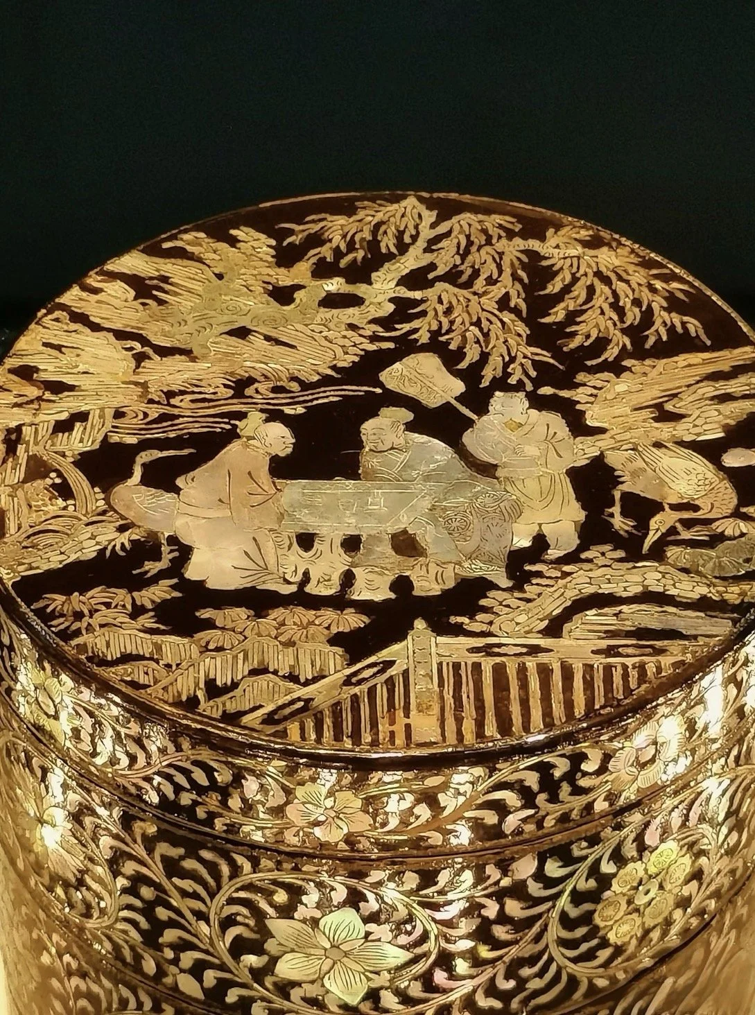 明 黑漆嵌螺鈿人物花草紋盒