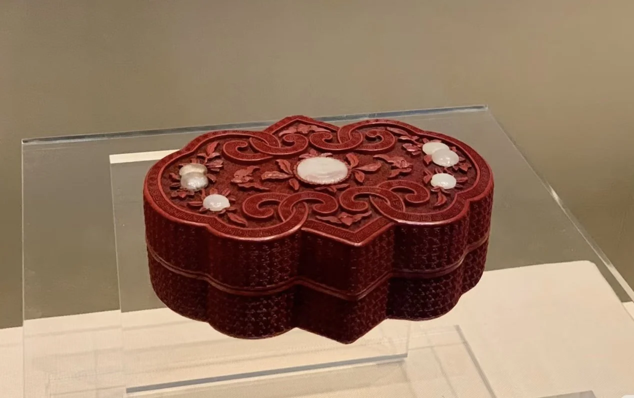 清 剔紅花卉紋葵瓣式盒​​