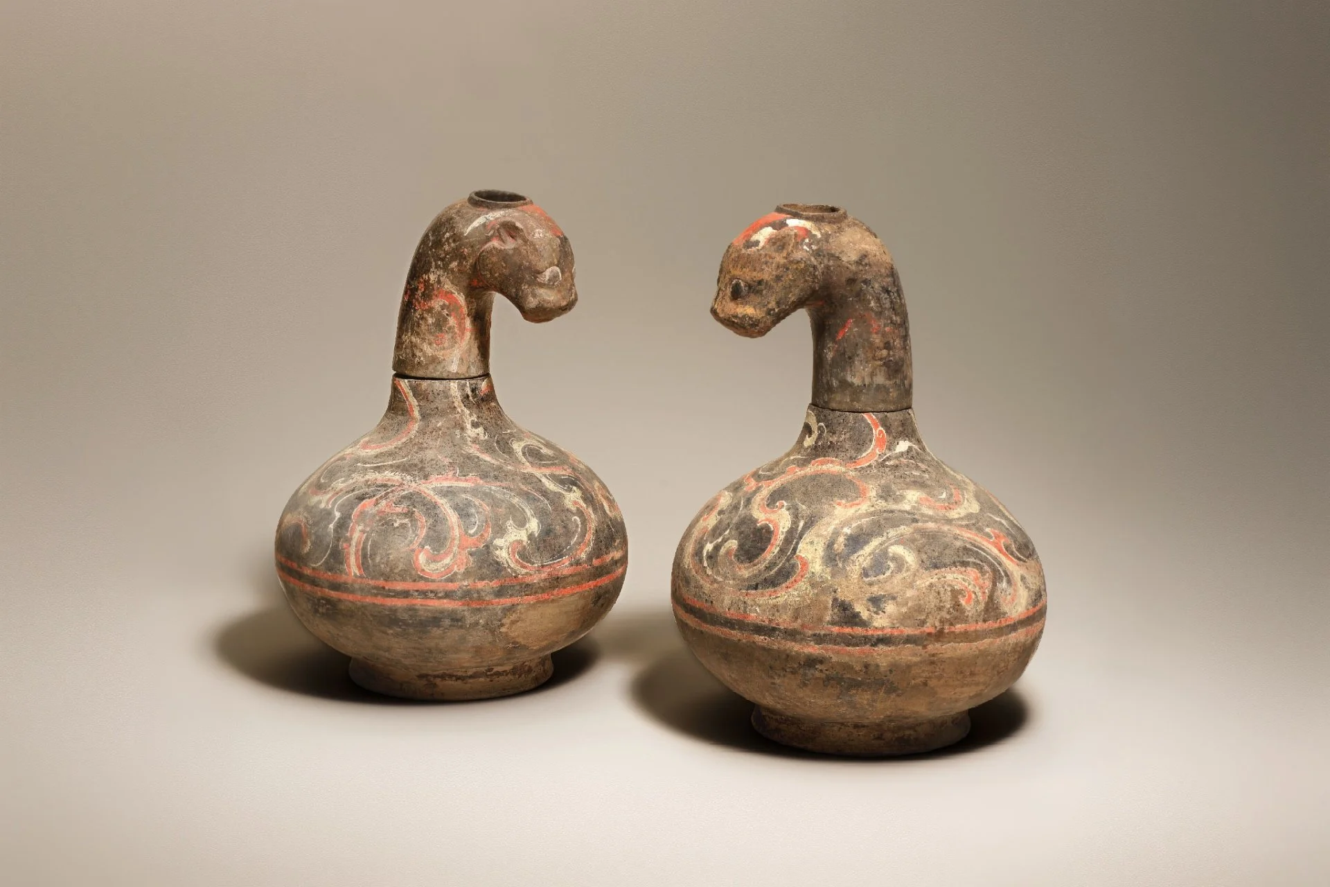 西漢 彩繪陶貓首壺
Priestley & Ferraro，《Animals for the Afterlife》覺是軒