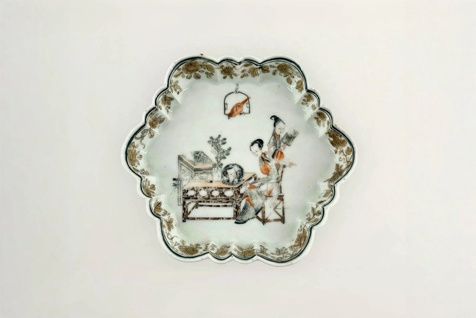 Qing Qianlong Period Grisaille and Iron-Red Porcelain Dish 清乾隆 墨彩矾红人物圖纹瓷盘