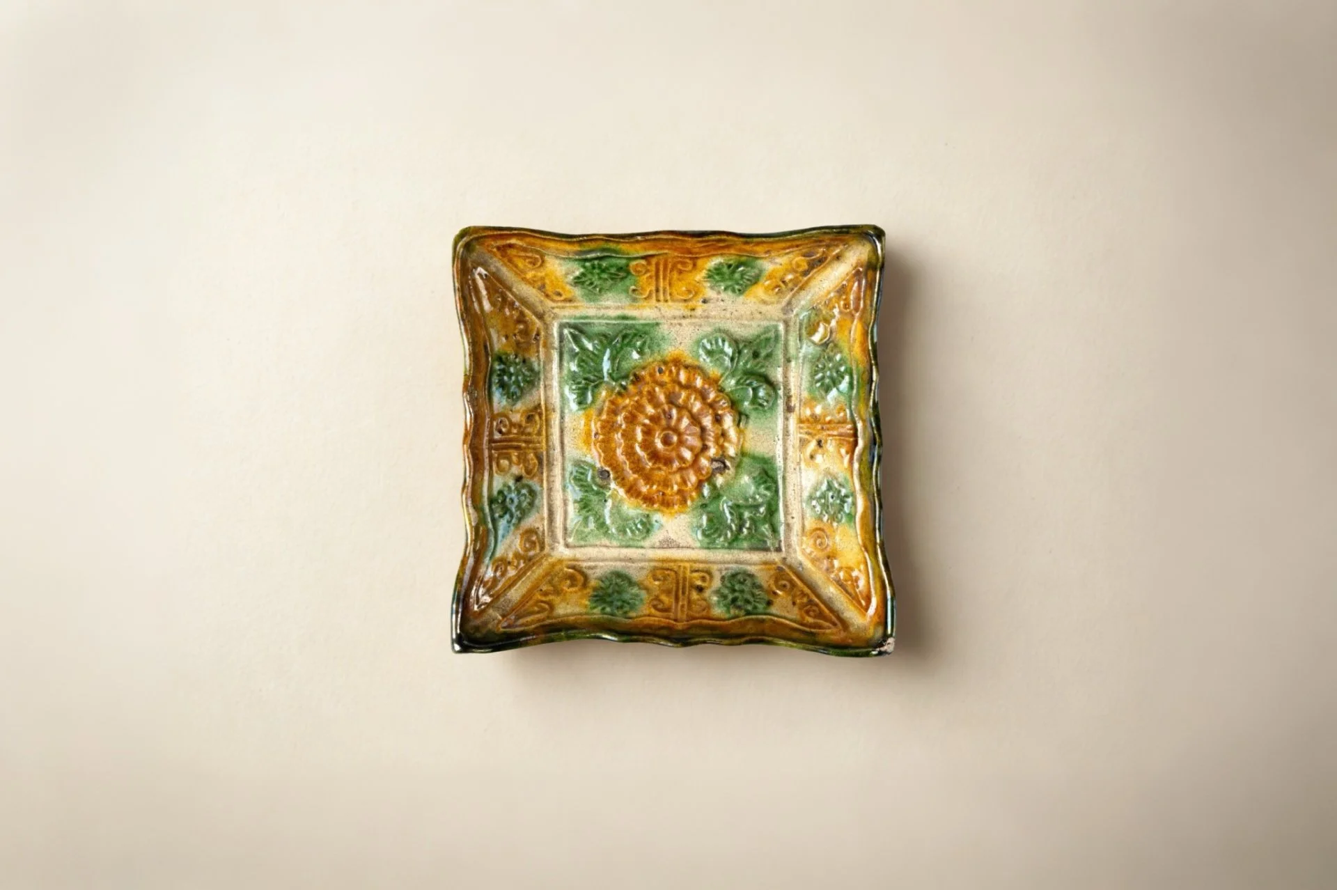 遼代 三彩花卉紋方盤
Exhibited: The National Museum of History, Taipei, 2004
在臺北國立歷史博物館展出