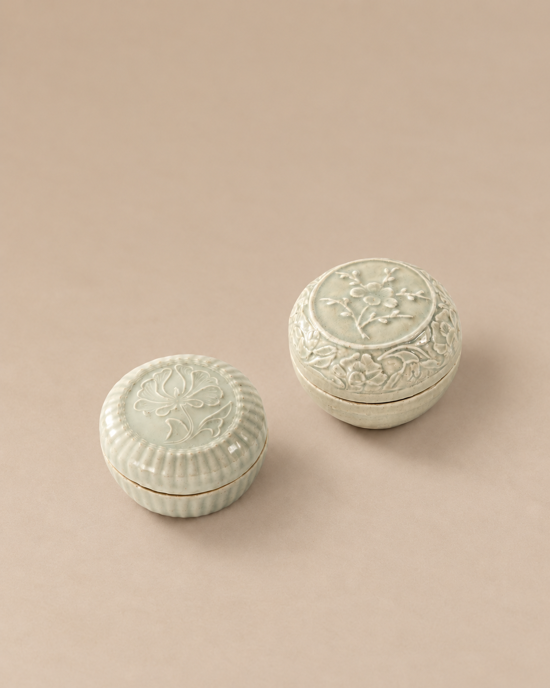 Song Qingbai-glazed boxes with covers 宋 青白釉瓷盒
