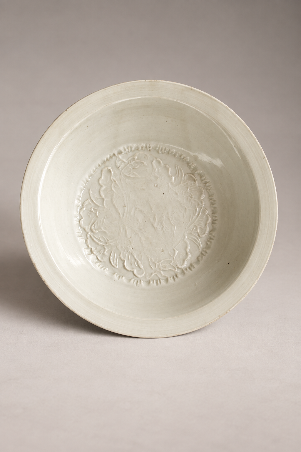 Song Dynasty Huozhou Porcelain Dish 宋 霍州窯系象牙白釉模印花卉紋瓷盤