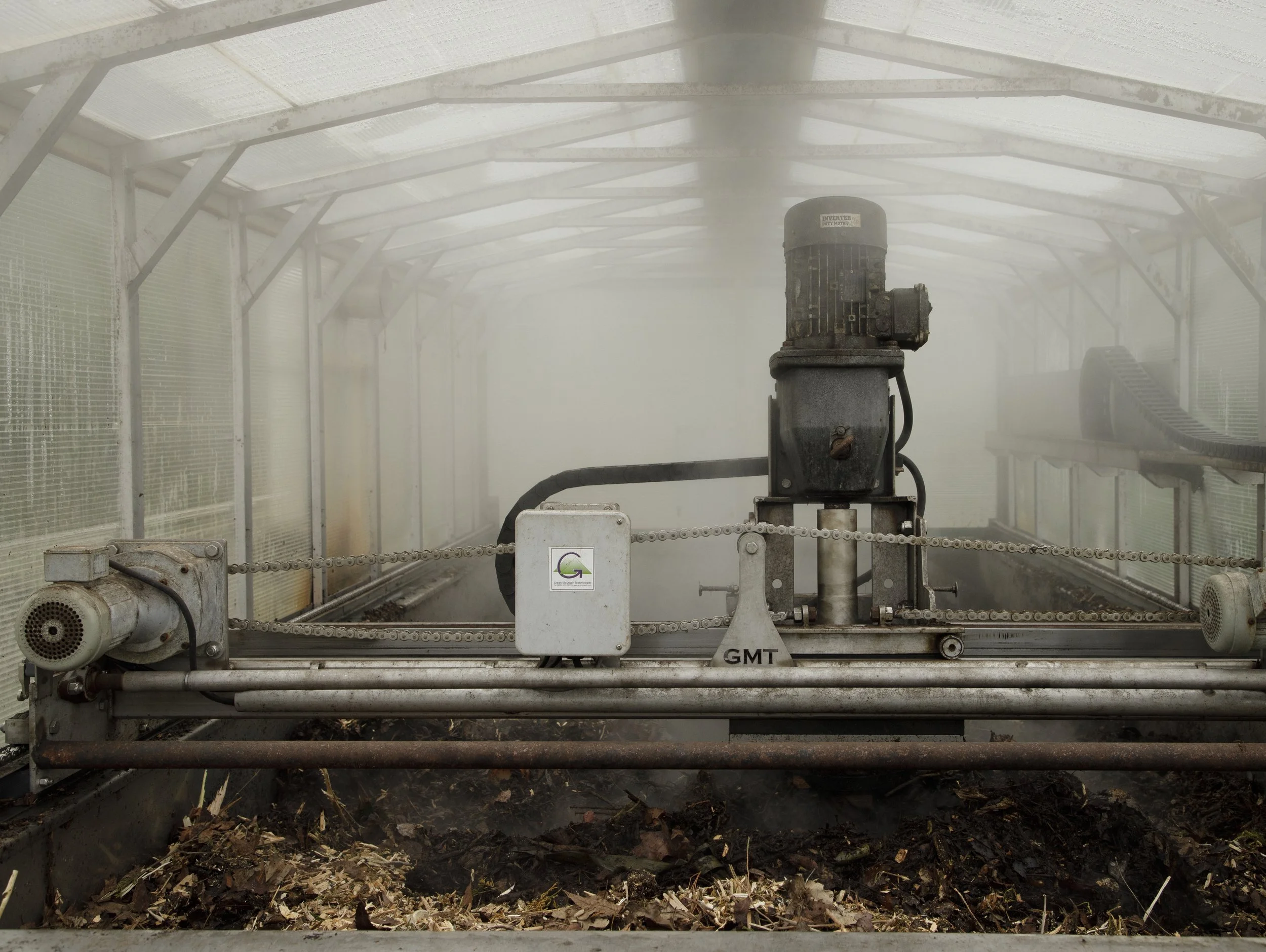 Inside an Earth Flow
container system, an auger churns the food scraps together with wood chips and dead leaves from the park. This mixing accelerates the decomposition process while gradually moving older compost to the
back of the container.
On a c
