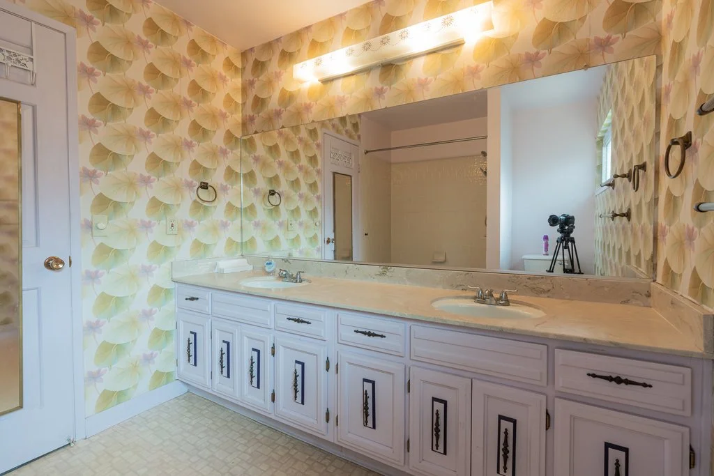 Master bathroom: BEFORE