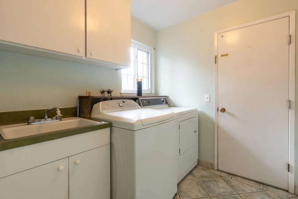 Laundry room: BEFORE