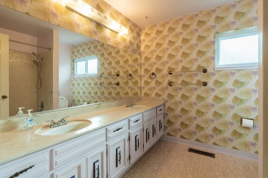 Master bathroom: BEFORE