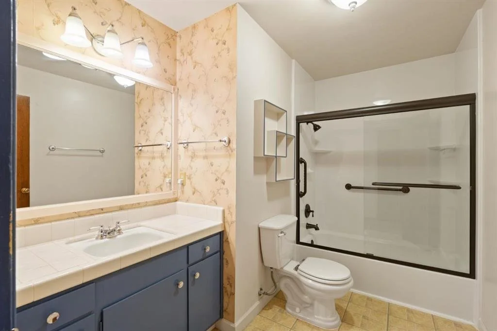 Hallway Bath: BEFORE