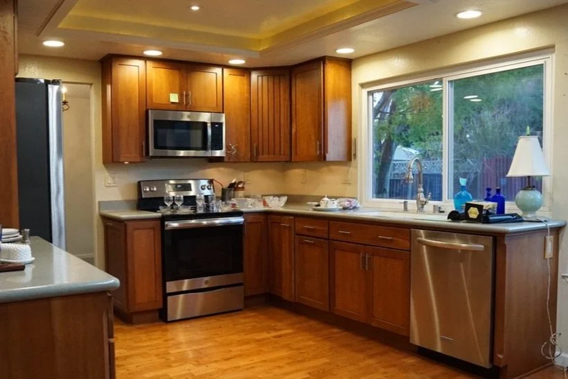 Kitchen floors, paint, lights: BEFORE