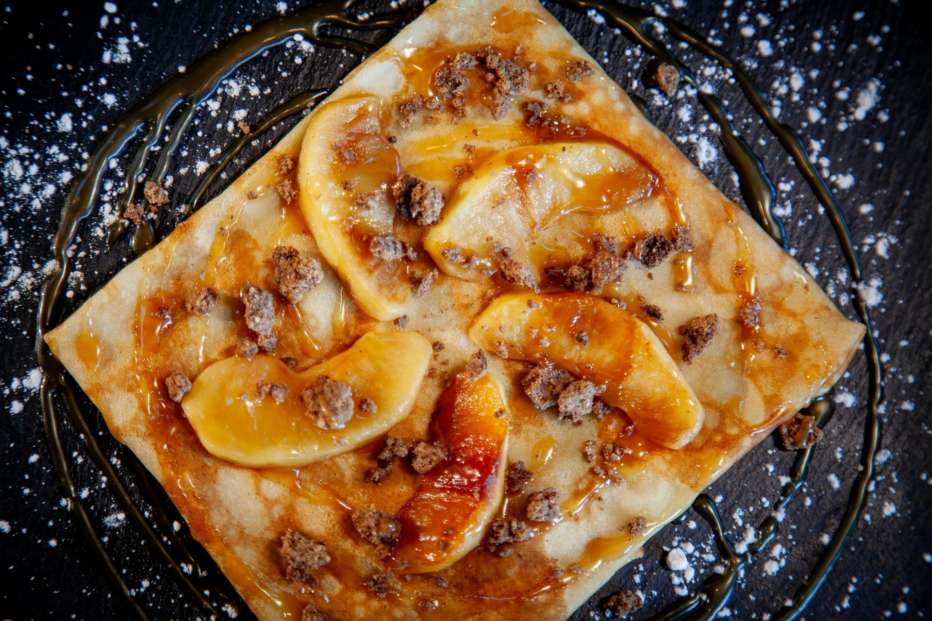 Food Truck Gwinizh-Du, Crêpe Pommes façon Tatin, crumble de sarrasin aux épices, caramel