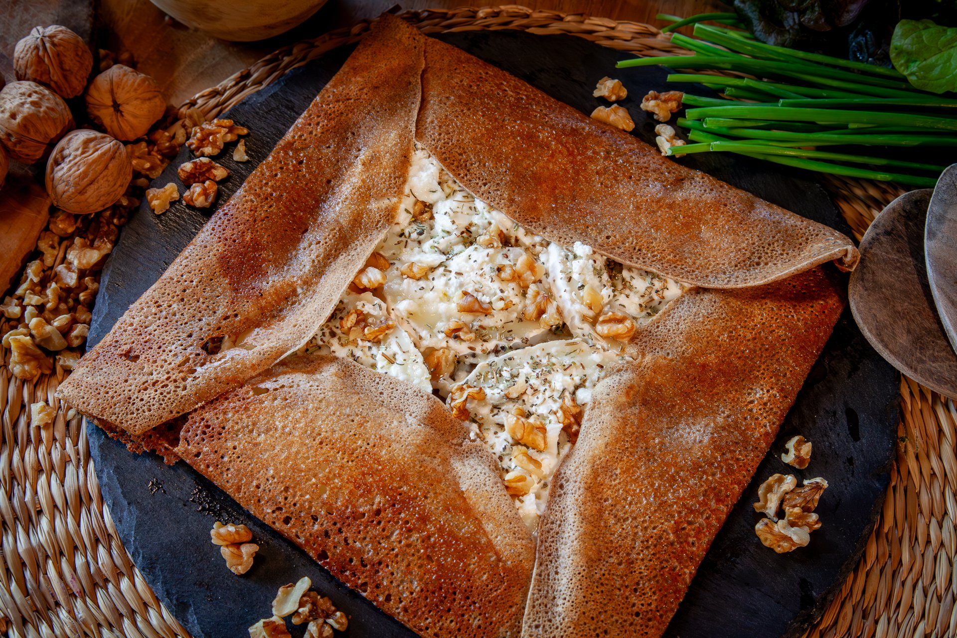 Food Truck Gwinizh-Du, galette de sarrasin Chèvre aux herbes, miel et noix