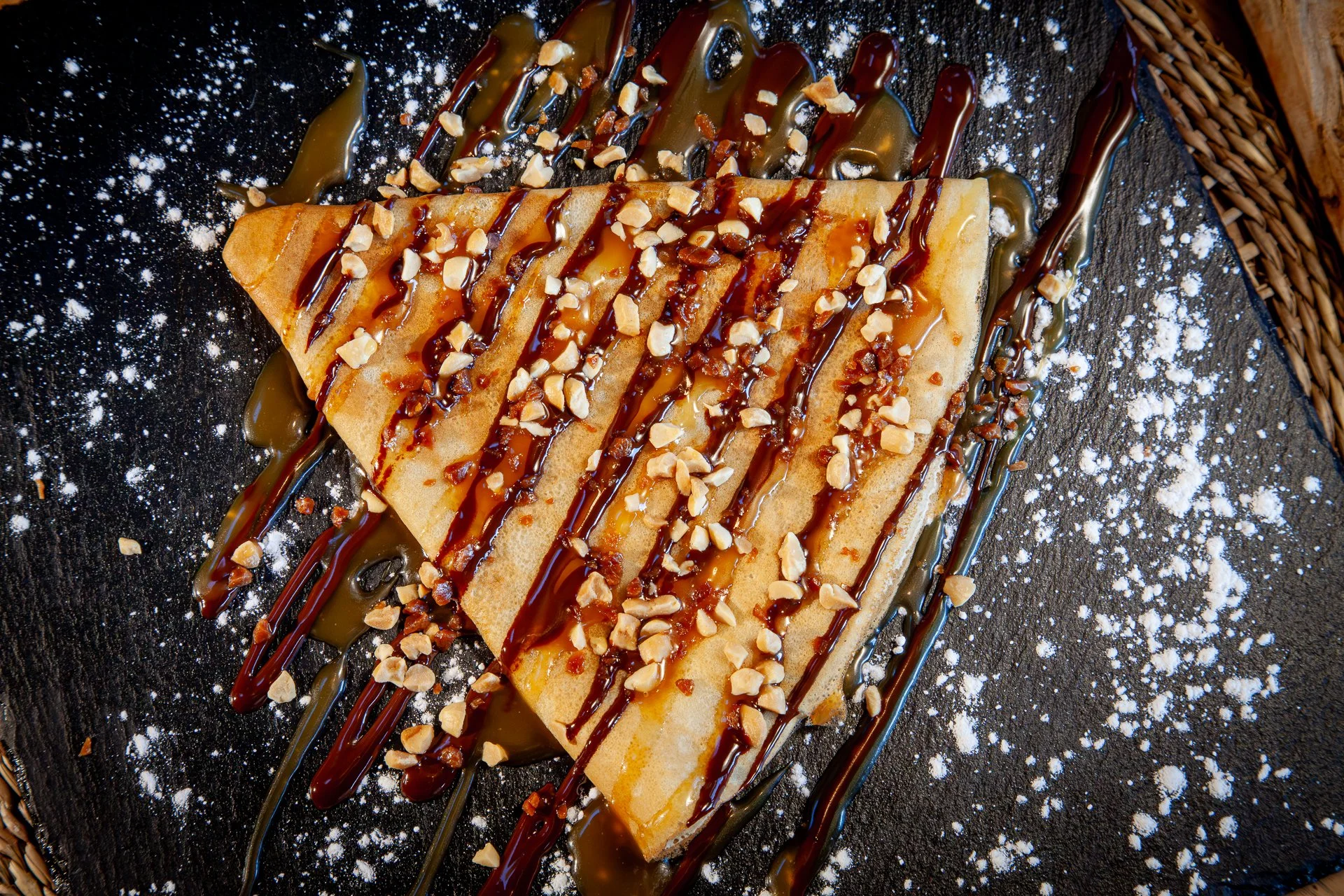 Food Truck Gwinizh-Du, Crêpe Snickers (chocolat, caramel et éclats de cacahuètes)