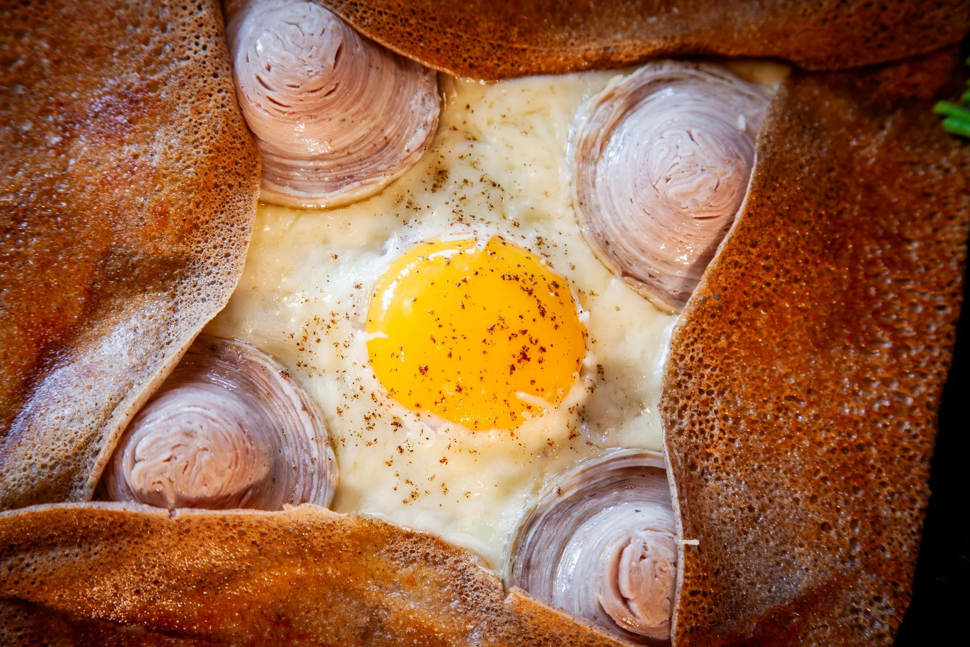 Food Truck Gwinizh-Du, galette de sarrasin Complète andouille de Guémené (œuf et emmental)