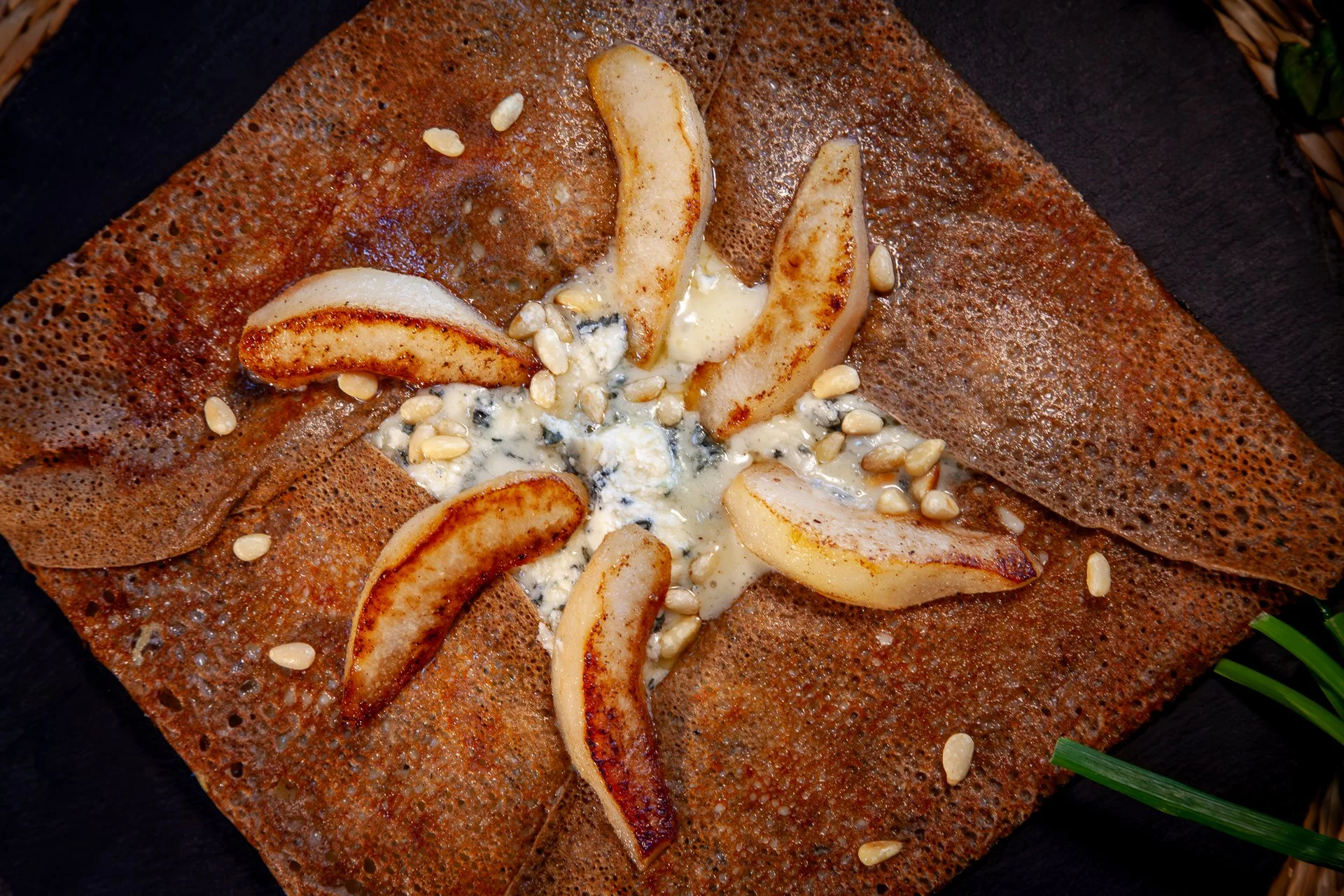Food Truck Gwinizh-Du, galette de sarrasin Bleu d’Auvergne, poires poêlées et pignons de pin