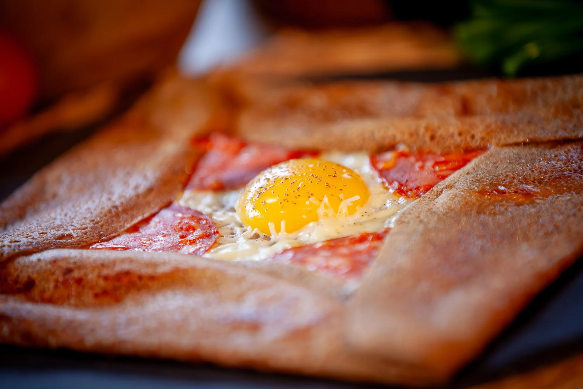 Une galette de sarrasin Complète chorizo (œuf et emmental)