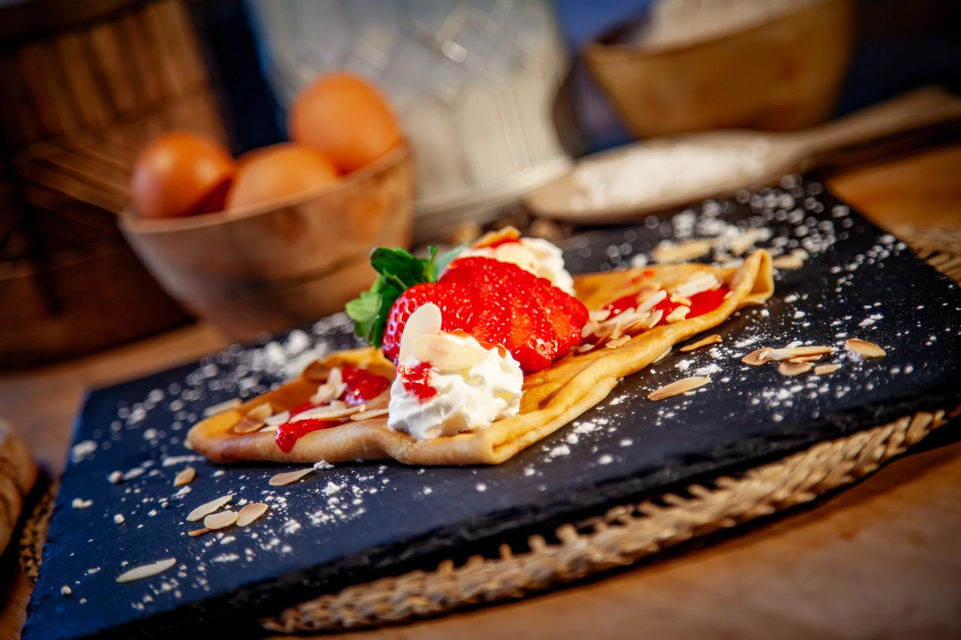 Food Truck Gwinizh-Du, Crêpe Fraises, chantilly, coulis de fruits rouges et amandes effilées