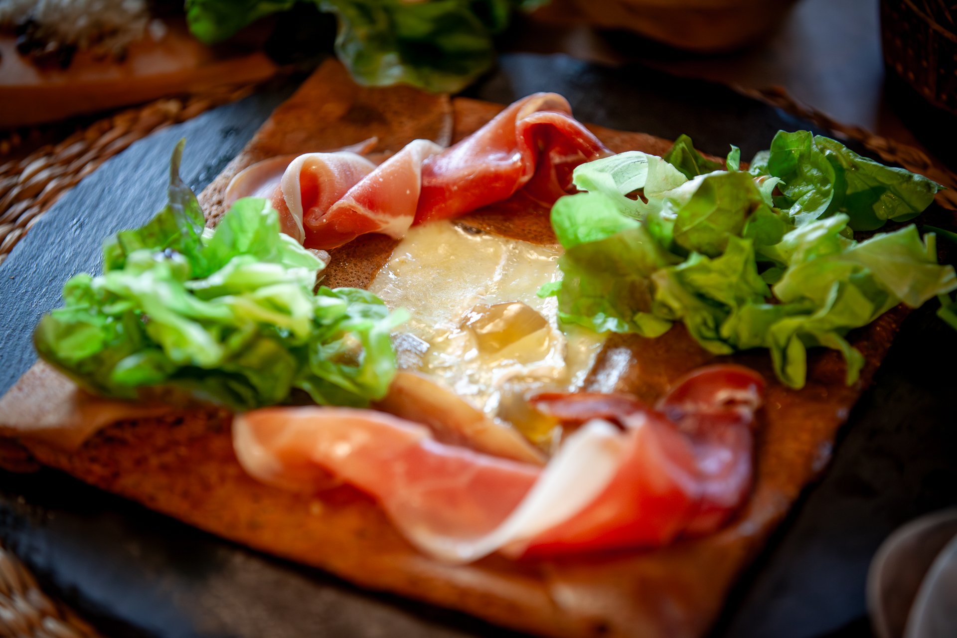 Food Truck Gwinizh-Du, galette de sarrasin Camembert, gelée de cidre, jambon Serrano, salade