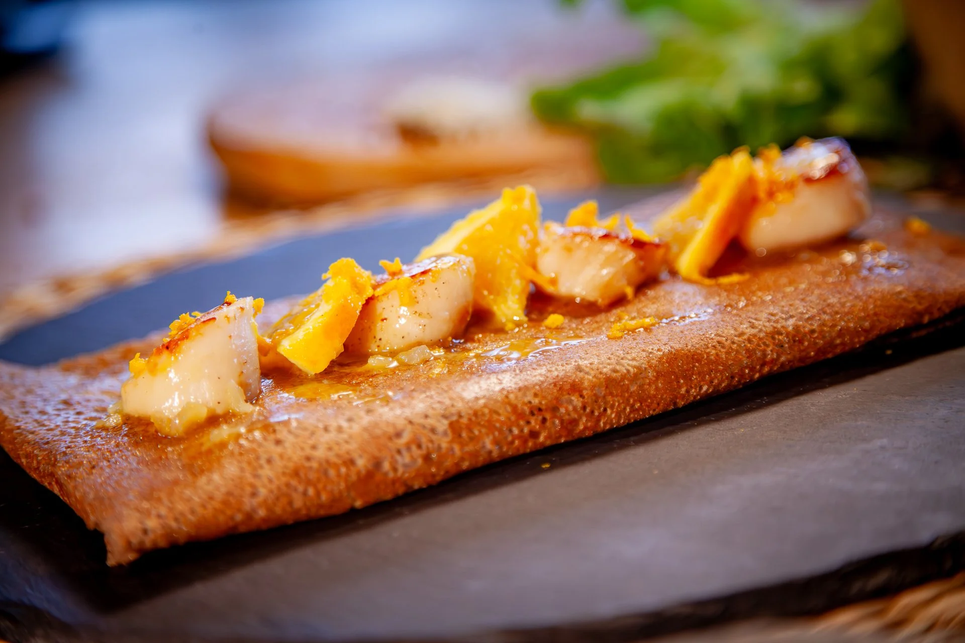 Food Truck Gwinizh-Du, galette de sarrasin Purée de panais, noix de Saint-Jacques poêlées, sauce à l’orange